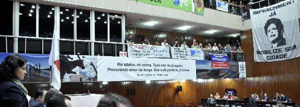 O Projeto de Lei que prevê o aumento da alíquota do ICMS em 2% foi aprovado em 1º turno na Assembleia de Minas; em uma votação apertada, com 35 votos favoráveis ao projeto contra 28 contrários, o projeto encaminhado pelo governador Fernando Pimentel teve 26 destaques, também votados de acordo com a vontade do Governo (Foto: Luis Mauro Queiroz) O Projeto de Lei que prevê o aumento da alíquota do ICMS em 2% foi aprovado em 1º turno na Assembleia de Minas; em uma votação apertada, com 35 votos favoráveis ao projeto contra 28 contrários, o projeto encaminhado pelo governador Fernando Pimentel teve 26 destaques, também votados de acordo com a vontade do Governo