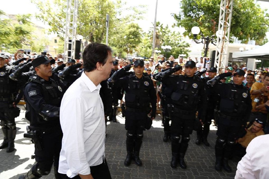 Em Sobral, governador Camilo Santana entregou oficialmente o Batalhão de Policiamento de Rondas de Ações Intensivas e Ostensivas (BPRaio) e a Coordenadoria Integrada de Operações Aéreas (CIOPAER), que agora passam a atender a 33 municípios da Região; "Eu assumi o compromisso de olhar pessoalmente para a segurança pública do Ceará e é o que eu tenho feito desde o primeiro dia do meu governo", disse o governador na solenidade (Foto: José Barbacena) Em Sobral, governador Camilo Santana entregou oficialmente o Batalhão de Policiamento de Rondas de Ações Intensivas e Ostensivas (BPRaio) e a Coordenadoria Integrada de Operações Aéreas (CIOPAER), que agora passam a atender a 33 municípios da Região; "Eu assumi o compromisso de olhar pessoalmente para a segurança pública do Ceará e é o que eu tenho feito desde o primeiro dia do meu governo", disse o governador na solenidade