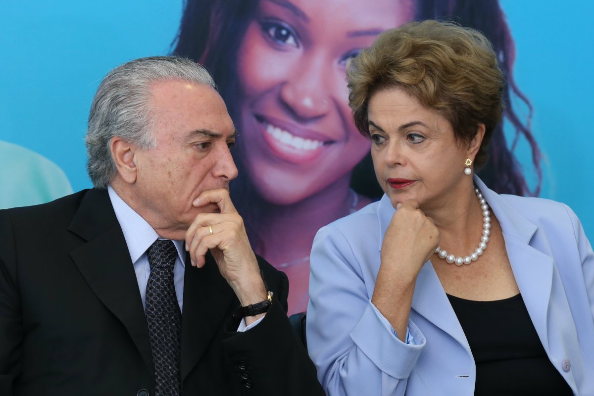 Vice-presidente está afastado do centro do poder, evita falar do governo e tocar no tema impeachment; em uma linha, ele passou a ouvir conselhos de aliados para se reservar, uma vez que era a alternativa direta de poder em caso de queda da presidente Dilma Rousseff; com o tema do impeachment mais frio, Michel Temer percebeu que sua presença virou um incômodo entre ministros petistas; na avaliação de ministros próximos, ele estaria conspirando contra o governo; distanciamento tende a não ser passageiro (Foto: Gisele Federicce) Vice-presidente está afastado do centro do poder, evita falar do governo e tocar no tema impeachment; em uma linha, ele passou a ouvir conselhos de aliados para se reservar, uma vez que era a alternativa direta de poder em caso de queda da presidente Dilma Rousseff; com o tema do impeachment mais frio, Michel Temer percebeu que sua presença virou um incômodo entre ministros petistas; na avaliação de ministros próximos, ele estaria conspirando contra o governo; distanciamento tende a não ser passageiro