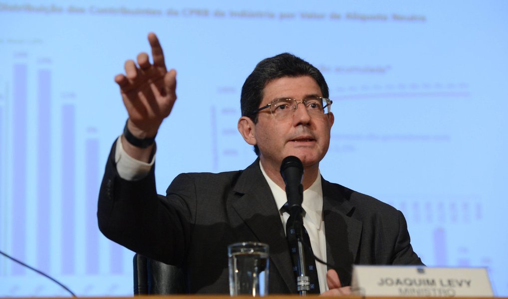 Ministro da Fazenda, Joaquim Levy, afirmou nesta terça-feira, 27, que o déficit primário deste ano deve ser da ordem de 1 por cento do Produto Interno Bruto (PIB), sem especificar se o número inclui as pedaladas fiscais ou não; questionado por jornalistas em São Paulo sobre o tamanho do déficit deste ano, Levy afirmou que "o que a gente tem é que o déficit deve ser da ordem de 1 por cento do PIB"; relator do projeto de lei que altera a meta de 2015, deputado Hugo Leal (Pros-RJ), disse que o governo vai reconhecer que terá déficit primário de R$ 51,8 bilhões em 2015, sem contar as chamadas "pedaladas fiscais" (Foto: Aquiles Lins) Ministro da Fazenda, Joaquim Levy, afirmou nesta terça-feira, 27, que o déficit primário deste ano deve ser da ordem de 1 por cento do Produto Interno Bruto (PIB), sem especificar se o número inclui as pedaladas fiscais ou não; questionado por jornalistas em São Paulo sobre o tamanho do déficit deste ano, Levy afirmou que "o que a gente tem é que o déficit deve ser da ordem de 1 por cento do PIB"; relator do projeto de lei que altera a meta de 2015, deputado Hugo Leal (Pros-RJ), disse que o governo vai reconhecer que terá déficit primário de R$ 51,8 bilhões em 2015, sem contar as chamadas "pedaladas fiscais"