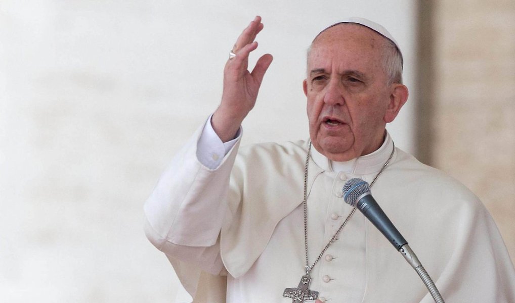 Papa Francisco encerra nesta terça-feira uma visita de três dias a Cuba; viagem papal é o ápice do auxílio prestado por Francisco nos esforços para promover uma reaproximação do país caribenho com EUA, que romperam relações diplomáticas há 53 anos; em uma de suas última smensages em solo cubano, ele rezou na segunda-feira pela reconciliação entre todos os cubanos, incluindo os exilados; estimativa é que mais de 2 milhões de cubanos tenham deixado a ilha desde a Revolução Cubana, em 1959; próxima etapa da viagem será os Estados Unidos, onde o papa deverá encontrar-se com o presidente Barack Obama (Foto: Paulo Emílio) Papa Francisco encerra nesta terça-feira uma visita de três dias a Cuba; viagem papal é o ápice do auxílio prestado por Francisco nos esforços para promover uma reaproximação do país caribenho com EUA, que romperam relações diplomáticas há 53 anos; em uma de suas última smensages em solo cubano, ele rezou na segunda-feira pela reconciliação entre todos os cubanos, incluindo os exilados; estimativa é que mais de 2 milhões de cubanos tenham deixado a ilha desde a Revolução Cubana, em 1959; próxima etapa da viagem será os Estados Unidos, onde o papa deverá encontrar-se com o presidente Barack Obama