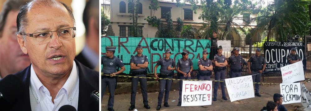Em documento, a Faculdade de Educação da Universidade de São Paulo destaca que o projeto de Geraldo Alckmin (PSDB) demonstra “descaso e desrespeito às crianças e aos jovens, estudantes das escolas públicas” e que é uma “agressão” contra todos os que trabalham em prol da educação; professores, pesquisadores e estudantes da USP ressaltaram também que a Secretaria Estadual de Educação agiu de forma autoritária, com intenção unicamente de economizar o dinheiro da pasta, sem preocupação com a melhoria da qualidade do ensino (Foto: Roberta Namour) Em documento, a Faculdade de Educação da Universidade de São Paulo destaca que o projeto de Geraldo Alckmin (PSDB) demonstra “descaso e desrespeito às crianças e aos jovens, estudantes das escolas públicas” e que é uma “agressão” contra todos os que trabalham em prol da educação; professores, pesquisadores e estudantes da USP ressaltaram também que a Secretaria Estadual de Educação agiu de forma autoritária, com intenção unicamente de economizar o dinheiro da pasta, sem preocupação com a melhoria da qualidade do ensino