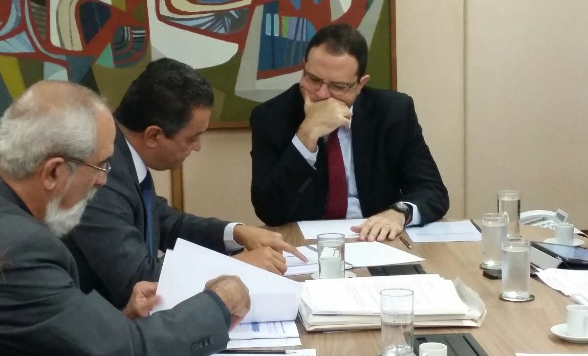 O governador Rui Costa apresentou ao ministro do Planejamento, Nelson Barbosa, as ações necessárias e emergenciais para amenizar o sofrimento das famílias baianas que sofrem com a seca. A Bahia demanda R$ 261 milhões de investimentos federais para viabilizar as obras hídricas; "Pedi à nossa equipe um levantamento de tudo o que já está em execução e que temos condições de colocar rapidamente em funcionamento a partir da liberação desses recursos", disse o governador em reunião em Brasília (Foto: Romulo Faro) O governador Rui Costa apresentou ao ministro do Planejamento, Nelson Barbosa, as ações necessárias e emergenciais para amenizar o sofrimento das famílias baianas que sofrem com a seca. A Bahia demanda R$ 261 milhões de investimentos federais para viabilizar as obras hídricas; "Pedi à nossa equipe um levantamento de tudo o que já está em execução e que temos condições de colocar rapidamente em funcionamento a partir da liberação desses recursos", disse o governador em reunião em Brasília