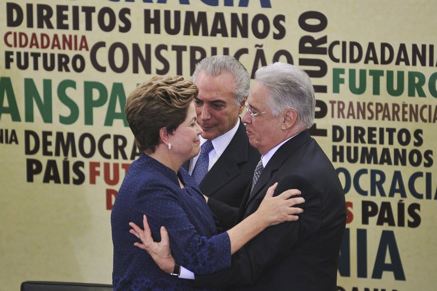 "Crescimento do desemprego preocupa os brasileiros e cobra respostas do governo Dilma mas não deve servir para alimentar ilusões sobre a política econômica da oposição", diz Paulo Moreira Leite, colunista do 247; "Nos oito anos de governo Fernando Henrique Cardoso, o índice de desemprego sempre foi superior aos 7,9% atingidos em outubro de 2015. O menor índice foi de 8,4% e o maior chegou a 12,1%. A média anual foi 20% superior ao desempenho dos anos Lula-Dilma, enquanto os juros da taxa Selic tiveram uma média de 26,6% ao ano, com picos de 41,2% e 39,9% – recorde jamais igualado pelos governos que vieram depois" (Foto: Paulo Moreira Leite) www.brasil247.com - "Crescimento do desemprego preocupa os brasileiros e cobra respostas do governo Dilma mas não deve servir para alimentar ilusões sobre a política econômica da oposição", diz Paulo Moreira Leite, colunista do 247; "Nos oito anos de governo Fernando Henrique Cardoso, o índice de desemprego sempre foi superior aos 7,9% atingidos em outubro de 2015. O menor índice foi de 8,4% e o maior chegou a 12,1%. A média anual foi 20% superior ao desempenho dos anos Lula-Dilma, enquanto os juros da taxa Selic tiveram uma média de 26,6% ao ano, com picos de 41,2% e 39,9% – recorde jamais igualado pelos governos que vieram depois"