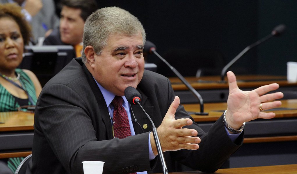 O deputado Carlos Marun (PMDB-MS), aliado do presidente da Câmara, Eduardo Cunha (PMDB-RJ), disse que o anúncio de que o PT votará pela admissibilidade do processo de cassação no Conselho de Ética contra o presidente da Casa, abre espaço que seja iniciado o processo de impeachment da presidente Dilma Rousseff;"Se o conselho prosseguir com a ação contra o Eduardo, está aberto o precedente que não precisa a denúncia ser aceita (no STF) para submeter alguém ao risco de perder o mandato. Quero dizer que não é preciso o Congresso confirmar a rejeição das contas de Dilma (referindo-se às pedaladas fiscais de 2014) para também submeter ela a um julgamento da perda de seu mandato. Não vejo uma coisa acontecer sem a outra", afirmou (Foto: Paulo Emílio) O deputado Carlos Marun (PMDB-MS), aliado do presidente da Câmara, Eduardo Cunha (PMDB-RJ), disse que o anúncio de que o PT votará pela admissibilidade do processo de cassação no Conselho de Ética contra o presidente da Casa, abre espaço que seja iniciado o processo de impeachment da presidente Dilma Rousseff;"Se o conselho prosseguir com a ação contra o Eduardo, está aberto o precedente que não precisa a denúncia ser aceita (no STF) para submeter alguém ao risco de perder o mandato. Quero dizer que não é preciso o Congresso confirmar a rejeição das contas de Dilma (referindo-se às pedaladas fiscais de 2014) para também submeter ela a um julgamento da perda de seu mandato. Não vejo uma coisa acontecer sem a outra", afirmou