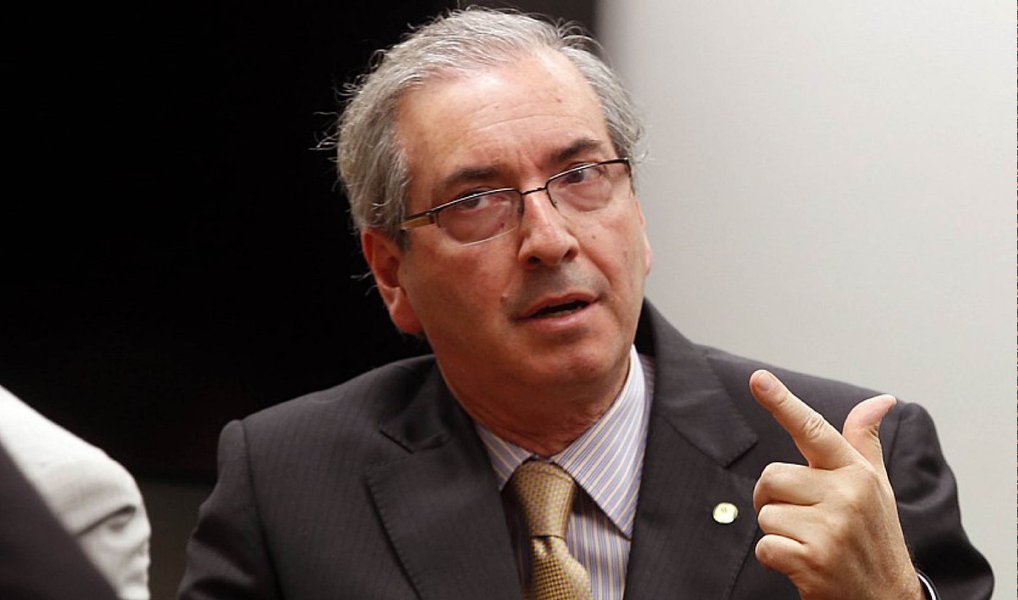 Jornalista Helena Sthephanowitz, da Rede Brasil Atual, analisa a cobertura da Globo sobre as recorrentes delações contra o presidente da Câmara, Eduardo Cunha (PMDB); segundo ela, o Jornal Nacional atua "como a própria assessoria de imprensa do deputado" ao não aprofundar as denúncias e sem fazer apuração própria; "Parece até estar se justificando ao amigo Cunha", diz; "A TV dos Marinho parece manter acordo com Eduardo Cunha e "terceiriza" acusações contra presidente da Câmara", ressalta (Foto: Valter Lima) Jornalista Helena Sthephanowitz, da Rede Brasil Atual, analisa a cobertura da Globo sobre as recorrentes delações contra o presidente da Câmara, Eduardo Cunha (PMDB); segundo ela, o Jornal Nacional atua "como a própria assessoria de imprensa do deputado" ao não aprofundar as denúncias e sem fazer apuração própria; "Parece até estar se justificando ao amigo Cunha", diz; "A TV dos Marinho parece manter acordo com Eduardo Cunha e "terceiriza" acusações contra presidente da Câmara", ressalta