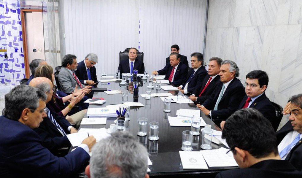 Os líderes partidários confirmaram a realização da sessão do Congresso Nacional a partir das 19h; o líder do governo, Delcídio do Amaral (PT), disse ser preciso resolver "de uma vez por todas" a questão dos vetos e manifestou confiança de que o governo conseguirá os votos necessários para mantê-los; o líder do DEM, Ronaldo Caiado (GO), informou que, por consenso, base do governo e oposição concordaram em fazer a sessão, na qual, segundo ele, todos os vetos serão apreciados; Renan Calheiros irá conversar com o presidente da Câmara, Eduardo Cunha, para consultar os líderes daquela Casa se concordavam com a decisão tomada pelos senadores (Foto: Valter Lima) Os líderes partidários confirmaram a realização da sessão do Congresso Nacional a partir das 19h; o líder do governo, Delcídio do Amaral (PT), disse ser preciso resolver "de uma vez por todas" a questão dos vetos e manifestou confiança de que o governo conseguirá os votos necessários para mantê-los; o líder do DEM, Ronaldo Caiado (GO), informou que, por consenso, base do governo e oposição concordaram em fazer a sessão, na qual, segundo ele, todos os vetos serão apreciados; Renan Calheiros irá conversar com o presidente da Câmara, Eduardo Cunha, para consultar os líderes daquela Casa se concordavam com a decisão tomada pelos senadores