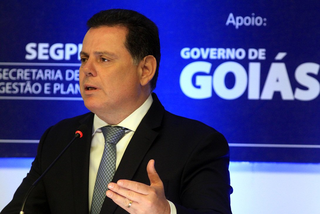 Capital vai ganhar um parque estadual na região da Serrinha e o projeto de viabilidade técnica do trem de passageiros e cargas que ligará a capital e Brasília (DF) será apresentado no próximo dia 10; os anúncios foram feitos nesta quarta-feira pelo governador Marconi Perillo, durante o 10º e último fórum de 2015 do projeto Agenda Goiás, realizado em Goiânia, sob o tema Desenvolvimento Urbano; evento buscou debater propostas e sugestões para incrementar o desenvolvimento na região Metropolitana da Capital; os 10 fóruns contaram com a participação de prefeitos, empresários e especialistas, e tiveram o objetivo de elencar projetos que agreguem competitividade a todas as regiões do Estado nos próximos 10 anos (Foto: José Barbacena) Capital vai ganhar um parque estadual na região da Serrinha e o projeto de viabilidade técnica do trem de passageiros e cargas que ligará a capital e Brasília (DF) será apresentado no próximo dia 10; os anúncios foram feitos nesta quarta-feira pelo governador Marconi Perillo, durante o 10º e último fórum de 2015 do projeto Agenda Goiás, realizado em Goiânia, sob o tema Desenvolvimento Urbano; evento buscou debater propostas e sugestões para incrementar o desenvolvimento na região Metropolitana da Capital; os 10 fóruns contaram com a participação de prefeitos, empresários e especialistas, e tiveram o objetivo de elencar projetos que agreguem competitividade a todas as regiões do Estado nos próximos 10 anos