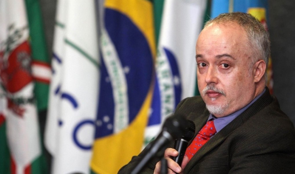 Procurador da República Carlos Fernando dos Santos Lima, que atua na Operação Lava Jato, questionou decisão do Supremo Tribunal Federal (STF) que, segundo ele, "pode significar o fim da Lava Jato tal qual conhecemos"; temor é que o desmembramento das investigações que não possuem conexão direta com os desvios ocorridos na Petrobras, de maneira que possam ser julgadas por outros ministros da Corte, acabe atrapalhando as investigações e a punição dos envolvidos; "Estamos desvelando a compra de apoio político-partidário pelo governo federal, por meio de propina institucionalizada nos órgãos públicos. Se não reconhecerem isso, vai ser um problema", disse (Foto: Paulo Emílio) www.brasil247.com - Procurador da República Carlos Fernando dos Santos Lima, que atua na Operação Lava Jato, questionou decisão do Supremo Tribunal Federal (STF) que, segundo ele, "pode significar o fim da Lava Jato tal qual conhecemos"; temor é que o desmembramento das investigações que não possuem conexão direta com os desvios ocorridos na Petrobras, de maneira que possam ser julgadas por outros ministros da Corte, acabe atrapalhando as investigações e a punição dos envolvidos; "Estamos desvelando a compra de apoio político-partidário pelo governo federal, por meio de propina institucionalizada nos órgãos públicos. Se não reconhecerem isso, vai ser um problema", disse