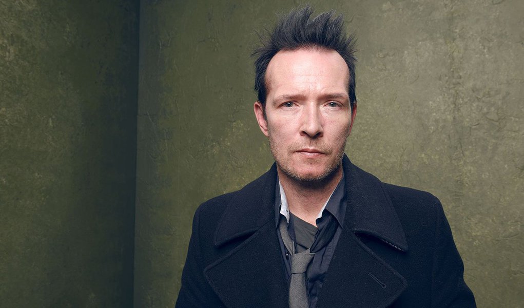 Cantor Scott Weiland morreu durante uma parada da turnê com sua nova banda, Wildabouts, no Estado norte-americano de Minnesota; nascido na Califórnia, que havia admitido uma longa história de abuso de substâncias, foi expulso do Stone Temple Pilots em 2013 por "comportamento destrutivo", segundo o advogado de seus companheiros no grupo; Weiland também se apresentou com a banda Velvet Revolve por vários anos (Foto: Aquiles Lins) Cantor Scott Weiland morreu durante uma parada da turnê com sua nova banda, Wildabouts, no Estado norte-americano de Minnesota; nascido na Califórnia, que havia admitido uma longa história de abuso de substâncias, foi expulso do Stone Temple Pilots em 2013 por "comportamento destrutivo", segundo o advogado de seus companheiros no grupo; Weiland também se apresentou com a banda Velvet Revolve por vários anos