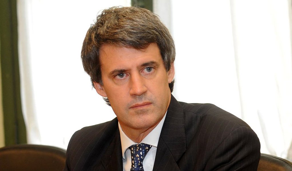 Ministro de Fazenda e Finanças argentino, Alfonso Prat-Gay, indica que não cumprirá a promessa de Mauricio Macri, novo presidente da Argentina, de desvalorizar o peso no 1º dia de mandato: “Não haverá feriado cambial (hoje). Vamos normalizar tudo o que está fora de ordem e não é pouco”, afirmou; ex-jogador de rúgbi e futebol, em entrevista ao ‘Estado de S. Paulo’, ele reforça a intenção da Argentina de se aproximar mais do Brasil: “Nosso destino é o Brasil. E a partir do Brasil vamos nos comunicar com o mundo” (Foto: Roberta Namour) Ministro de Fazenda e Finanças argentino, Alfonso Prat-Gay, indica que não cumprirá a promessa de Mauricio Macri, novo presidente da Argentina, de desvalorizar o peso no 1º dia de mandato: “Não haverá feriado cambial (hoje). Vamos normalizar tudo o que está fora de ordem e não é pouco”, afirmou; ex-jogador de rúgbi e futebol, em entrevista ao ‘Estado de S. Paulo’, ele reforça a intenção da Argentina de se aproximar mais do Brasil: “Nosso destino é o Brasil. E a partir do Brasil vamos nos comunicar com o mundo”
