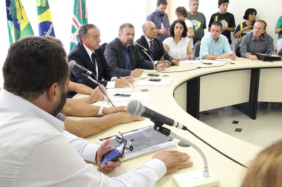 Representantes de moradores, de movimentos contra a corrupção e de entidades classistas participaram da audiência pública promovida pelo presidente da Comissão de Constituição e Justiça da Câmara Municipal, Elias Vaz (PSB); vereador destaca dois problemas principais no projeto; utilização do valor venal como base para a prefeitura indenizar moradores em caso de desapropriação e penalização de comerciantes, principalmente da região central, de Campinas e da Fama; projeto de revisão na Planta de Valores Imobiliários estipula que imóveis com valor venal até R$200 mil serão reajustados com base na inflação acumulada no período (Foto: Realle Palazzo-Martini) Representantes de moradores, de movimentos contra a corrupção e de entidades classistas participaram da audiência pública promovida pelo presidente da Comissão de Constituição e Justiça da Câmara Municipal, Elias Vaz (PSB); vereador destaca dois problemas principais no projeto; utilização do valor venal como base para a prefeitura indenizar moradores em caso de desapropriação e penalização de comerciantes, principalmente da região central, de Campinas e da Fama; projeto de revisão na Planta de Valores Imobiliários estipula que imóveis com valor venal até R$200 mil serão reajustados com base na inflação acumulada no período