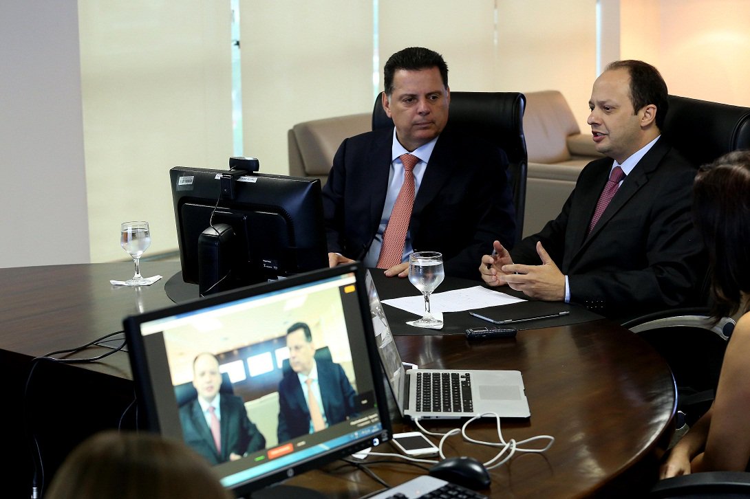 Anúncio foi feito pelo governador Marconi Perillo durante bate-papo ao vivo com internautas, nesta quarta-feira; "Já estamos com os cálculos. A Justiça determina que sejam contratados policiais excedentes que somem o valor que era gasto com os policiais temporários (Simve) e é isso o que vamos fazer. Vamos contratar por volta de 700 a 800 policiais excedentes”; ao lado do secretário de Segurança Pública, Joaquim Mesquita, Marconi também informou que já enviou à Segplan proposta de contratação de peritos, médicos e auxiliares de autópsia e que está em estudo a realização de concurso para a Polícia Civil; afirmou também que serão contratados novos defensores públicos no próximo ano (Foto: José Barbacena) Anúncio foi feito pelo governador Marconi Perillo durante bate-papo ao vivo com internautas, nesta quarta-feira; "Já estamos com os cálculos. A Justiça determina que sejam contratados policiais excedentes que somem o valor que era gasto com os policiais temporários (Simve) e é isso o que vamos fazer. Vamos contratar por volta de 700 a 800 policiais excedentes”; ao lado do secretário de Segurança Pública, Joaquim Mesquita, Marconi também informou que já enviou à Segplan proposta de contratação de peritos, médicos e auxiliares de autópsia e que está em estudo a realização de concurso para a Polícia Civil; afirmou também que serão contratados novos defensores públicos no próximo ano