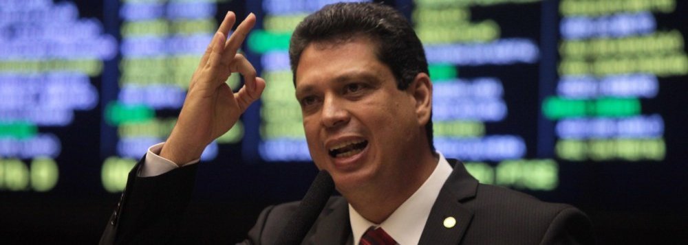 O secretário nacional de Finanças do PT, Márcio Macêdo, afirmou, nesta sexta (4), que “não acredita que os deputados e senadores do Brasil vão querer entrar para a história por terem apoiado um processo de impeachment arbitrário, seguindo a orientação de um chantagista sem condições éticas e morais, contra uma presidente íntegra e honesta”; ex-deputado federal, ele defendeu que os movimentos sociais, estudantis, sindicatos, entidades da sociedade civil, militantes petistas e partidos aliados “lutem contra o golpe que querem dar na democracia brasileira”; “O meu sentimento é de indignação. Eu estarei nas ruas. Não me acovardarei”, avisou (Foto: Valter Lima) O secretário nacional de Finanças do PT, Márcio Macêdo, afirmou, nesta sexta (4), que “não acredita que os deputados e senadores do Brasil vão querer entrar para a história por terem apoiado um processo de impeachment arbitrário, seguindo a orientação de um chantagista sem condições éticas e morais, contra uma presidente íntegra e honesta”; ex-deputado federal, ele defendeu que os movimentos sociais, estudantis, sindicatos, entidades da sociedade civil, militantes petistas e partidos aliados “lutem contra o golpe que querem dar na democracia brasileira”; “O meu sentimento é de indignação. Eu estarei nas ruas. Não me acovardarei”, avisou