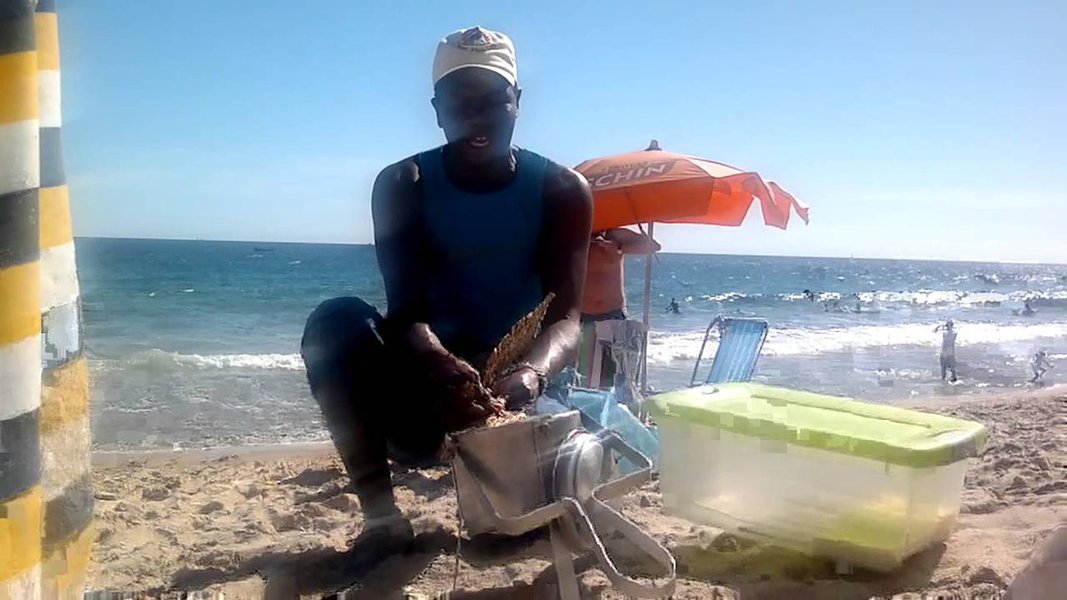 A Prefeitura de Maceió enviou à Câmara de Vereadores projeto de lei que regulamenta a atividade de comércio de bebidas e alimentos na faixa de areia das praias urbanas da capital; justificativa é que os ambulantes ocupam as faixas de areia de forma desordenada, provocam poluição visual, sonora, ambiental, dificultam a fiscalização e desagradam turistas e banhistas (Foto: Voney Malta) A Prefeitura de Maceió enviou à Câmara de Vereadores projeto de lei que regulamenta a atividade de comércio de bebidas e alimentos na faixa de areia das praias urbanas da capital; justificativa é que os ambulantes ocupam as faixas de areia de forma desordenada, provocam poluição visual, sonora, ambiental, dificultam a fiscalização e desagradam turistas e banhistas
