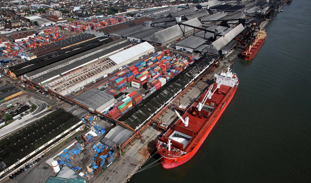 Três lotes para o arrendamento de áreas de terminais portuários no Porto de Santos foram arrendadas por um total de mais de R$ 430 milhões; a concessão vai permitir investimentos de cerca de R$ 1,1 bilhão no terminal; o consórcio LDC Brasil BSL venceu o leilão para arrendar a infraestrutura para movimentação de produtos agrícolas no corredor de exportação do Porto de Santos, no bairro da Ponta da Praia; o arrendamento da área de 46,8 mil metros quadrados foi garantido com uma proposta de R$ 303,069 milhões; o leilão foi na sede da bolsa de valores de São Paulo, a BM&F Bovespa (Foto: Leonardo Lucena) Três lotes para o arrendamento de áreas de terminais portuários no Porto de Santos foram arrendadas por um total de mais de R$ 430 milhões; a concessão vai permitir investimentos de cerca de R$ 1,1 bilhão no terminal; o consórcio LDC Brasil BSL venceu o leilão para arrendar a infraestrutura para movimentação de produtos agrícolas no corredor de exportação do Porto de Santos, no bairro da Ponta da Praia; o arrendamento da área de 46,8 mil metros quadrados foi garantido com uma proposta de R$ 303,069 milhões; o leilão foi na sede da bolsa de valores de São Paulo, a BM&F Bovespa