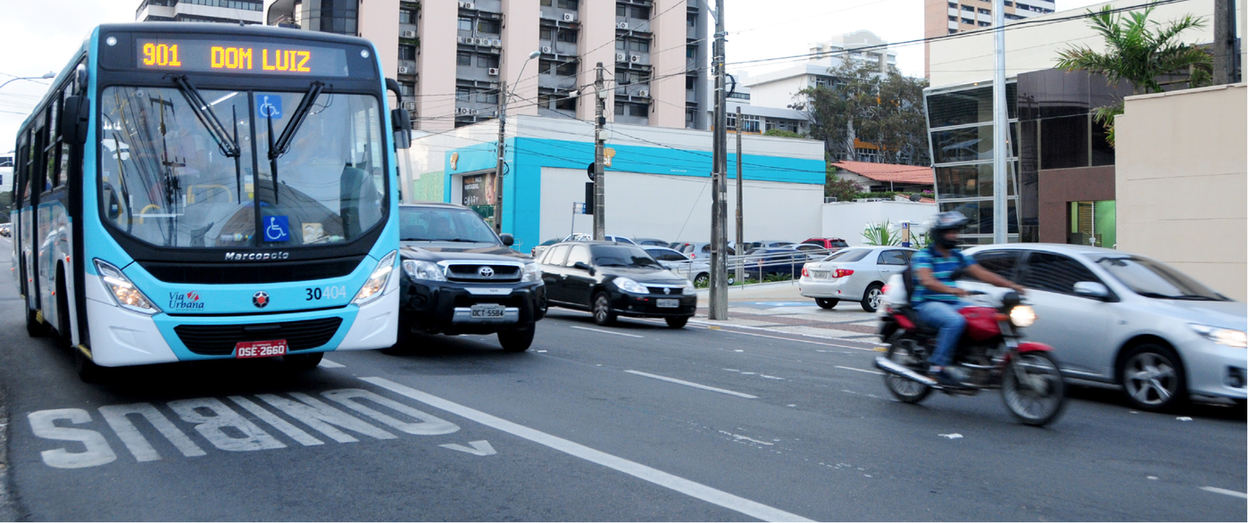 Os trabalhos finais para a entrega do binário da Praia de Iracema começam a ser realizados hoje (14). Com o projeto, a avenida Historiador Raimundo Girão passará a operar a partir desta terça-feira (15) no sentido leste-oeste (Beira-Mar/Centro), entre as ruas Silva Paulet e Ildefonso Albano. A avenida Monsenhor Tabosa compõe o binário com o tráfego no sentido contrário. 20 linhas de ônibus que passam por aquelas vias terão suas rotas alteradas, também a partir de amanhã (Foto: Rodrigo Rocha) Os trabalhos finais para a entrega do binário da Praia de Iracema começam a ser realizados hoje (14). Com o projeto, a avenida Historiador Raimundo Girão passará a operar a partir desta terça-feira (15) no sentido leste-oeste (Beira-Mar/Centro), entre as ruas Silva Paulet e Ildefonso Albano. A avenida Monsenhor Tabosa compõe o binário com o tráfego no sentido contrário. 20 linhas de ônibus que passam por aquelas vias terão suas rotas alteradas, também a partir de amanhã