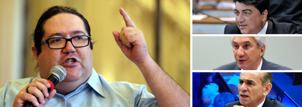 "E aí? O que você acha? Alguma chance de melhorias reais no SUS?", questiona o ex-candidato a governador do Rio de Janeiro Tarcísio Motta (PSOL) ao criticar o perfil dos três indicados pelo PMDB para assumir o ministério da Saúde, pasta com orçamento anual de R$ 109 bilhões. Manoel Junior (PB) e Saraiva Felipe (MG) são criticados por terem recebido doações de mais de R$ 1 milhão de reais de planos de saúde para suas campanhas. Já Marcelo Castro (PI), tem no currículo ter sido deputado da Arena e secretário do ex-governador cassado do Piauí Mão Santa (PSC), hoje réu no STF por peculato (Foto: Artur) "E aí? O que você acha? Alguma chance de melhorias reais no SUS?", questiona o ex-candidato a governador do Rio de Janeiro Tarcísio Motta (PSOL) ao criticar o perfil dos três indicados pelo PMDB para assumir o ministério da Saúde, pasta com orçamento anual de R$ 109 bilhões. Manoel Junior (PB) e Saraiva Felipe (MG) são criticados por terem recebido doações de mais de R$ 1 milhão de reais de planos de saúde para suas campanhas. Já Marcelo Castro (PI), tem no currículo ter sido deputado da Arena e secretário do ex-governador cassado do Piauí Mão Santa (PSC), hoje réu no STF por peculato
