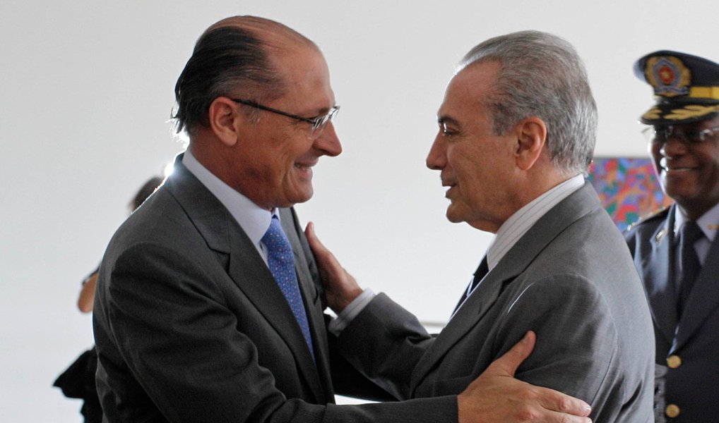 Após ser associado às conspirações golpistas em torno do impeachment da presidente Dilma Rousseff, o vice-presidente Michel Temer (PMDB) desistiu de participar de um evento ao lado do governador de São Paulo, Geraldo Alckmin (PSDB), nesta segunda-feira, 7, em São Paulo; Temer iria ao Palácio dos Bandeirantes, sede do governo paulista, para uma cerimônia organizada pelo Grupo Lide, comandado pelo empresário João Dória, também filiado ao PSDB; no sáado, Temer já havia encontrado com Alckmin, e teria tido o apoio do tucano no avanço do golpe (Foto: Aquiles Lins) Após ser associado às conspirações golpistas em torno do impeachment da presidente Dilma Rousseff, o vice-presidente Michel Temer (PMDB) desistiu de participar de um evento ao lado do governador de São Paulo, Geraldo Alckmin (PSDB), nesta segunda-feira, 7, em São Paulo; Temer iria ao Palácio dos Bandeirantes, sede do governo paulista, para uma cerimônia organizada pelo Grupo Lide, comandado pelo empresário João Dória, também filiado ao PSDB; no sáado, Temer já havia encontrado com Alckmin, e teria tido o apoio do tucano no avanço do golpe