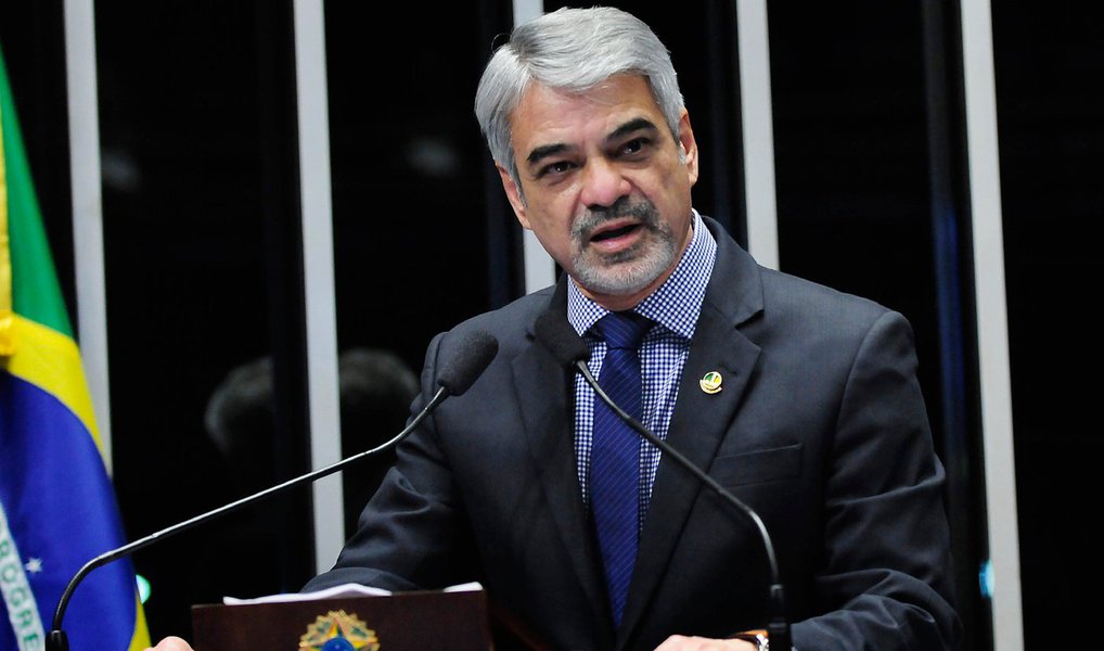 Líder do PT no Senado, Humberto Costa (PE), disse que a carta do vice-presidente da República, Michel Temer, que foi entregue à presidenta Dilma Rousseff, deve ser vista como um "desabafo de ordem pessoal, que não compromete as relações institucionais republicanas"; "Ele é um democrata de larga tradição e sabe, assim como todos nós, que o momento é de nós baixarmos a temperatura", completou; para o senador, "não é hora de colocar "lenha na fogueira", mas de trabalhar para restaurar a tranquilidade política", afirmou (Foto: Paulo Emílio) Líder do PT no Senado, Humberto Costa (PE), disse que a carta do vice-presidente da República, Michel Temer, que foi entregue à presidenta Dilma Rousseff, deve ser vista como um "desabafo de ordem pessoal, que não compromete as relações institucionais republicanas"; "Ele é um democrata de larga tradição e sabe, assim como todos nós, que o momento é de nós baixarmos a temperatura", completou; para o senador, "não é hora de colocar "lenha na fogueira", mas de trabalhar para restaurar a tranquilidade política", afirmou