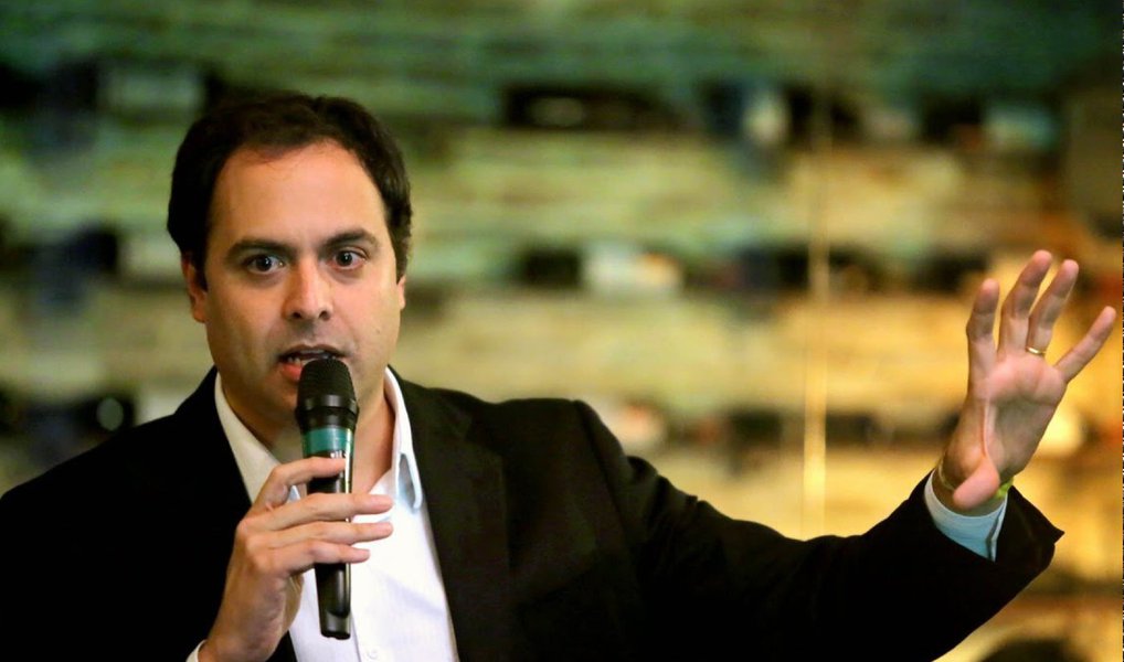 Após encaminhar um pacote à Assembleia Legislativa de Pernambuco visando o aumento de uma série de impostos estaduais para ampliar a receita e manter as finanças em ordem, o governador Paulo Câmara (PSB), afirmou que o pacote pernambucano visa garantir empregos, não afetar os mais pobres e se precaver para superar as dificuldades previstas para 2016; em contrapartida,o socilalista criticou a proposta de recriação da CPMF como deseja a equipe econômica da presidente Dilma Rousseff; " O que nós vemos no Governo Federal é um conjunto de ações, principalmente de criação, como a CPMF, que não diz o seu sentido. Se é para a Previdência, tem que ter uma medida estrutural. Porque não são quatro anos de CPMF que vão resolver o problema da Previdência", observou (Foto: Paulo Emílio) Após encaminhar um pacote à Assembleia Legislativa de Pernambuco visando o aumento de uma série de impostos estaduais para ampliar a receita e manter as finanças em ordem, o governador Paulo Câmara (PSB), afirmou que o pacote pernambucano visa garantir empregos, não afetar os mais pobres e se precaver para superar as dificuldades previstas para 2016; em contrapartida,o socilalista criticou a proposta de recriação da CPMF como deseja a equipe econômica da presidente Dilma Rousseff; " O que nós vemos no Governo Federal é um conjunto de ações, principalmente de criação, como a CPMF, que não diz o seu sentido. Se é para a Previdência, tem que ter uma medida estrutural. Porque não são quatro anos de CPMF que vão resolver o problema da Previdência", observou