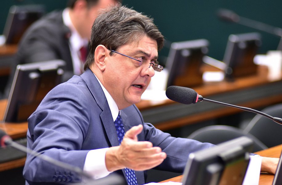 Ex-presidente da OAB-RJ, deputado federal pelo PT-RJ destaca que, "ao contrário do que dizem, o impeachment não é um processo estritamente político. É também e, sobretudo, um julgamento jurídico"; "Alguns sustentam que, como o impeachment está previsto na Constituição, não é o caso de golpe. Ledo engano. Se inexistir a prática de uma das hipóteses de crime de responsabilidade previstas na Constituição, é golpe sim", afirma (Foto: Gisele Federicce) Ex-presidente da OAB-RJ, deputado federal pelo PT-RJ destaca que, "ao contrário do que dizem, o impeachment não é um processo estritamente político. É também e, sobretudo, um julgamento jurídico"; "Alguns sustentam que, como o impeachment está previsto na Constituição, não é o caso de golpe. Ledo engano. Se inexistir a prática de uma das hipóteses de crime de responsabilidade previstas na Constituição, é golpe sim", afirma
