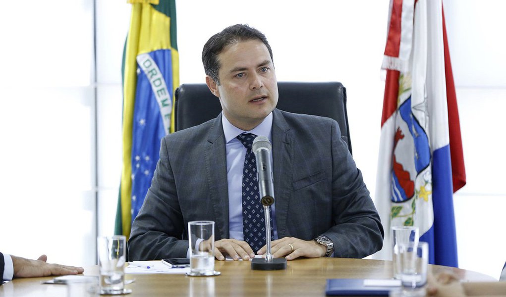 O governador de Alagoas, Renan Filho (MDB), já embarcou para Brasília na manhã desta terça-feira (8), a convite da presidente Dilma Rousseff (PT), para uma reunião com governadores; a abertura do processo de impeachment contra a presidente também deverá ser um dos temas tratados na ocasião, especulou o governador de Alagoas, mencionando a nota publicada pelos governadores do Nordeste que, segundo ele, defende a solidez das instituições, independente de posicionamentos políticos, e condena a subversão da ordem democrática e do Estado Democrático de Direito (Foto: Voney Malta) O governador de Alagoas, Renan Filho (MDB), já embarcou para Brasília na manhã desta terça-feira (8), a convite da presidente Dilma Rousseff (PT), para uma reunião com governadores; a abertura do processo de impeachment contra a presidente também deverá ser um dos temas tratados na ocasião, especulou o governador de Alagoas, mencionando a nota publicada pelos governadores do Nordeste que, segundo ele, defende a solidez das instituições, independente de posicionamentos políticos, e condena a subversão da ordem democrática e do Estado Democrático de Direito