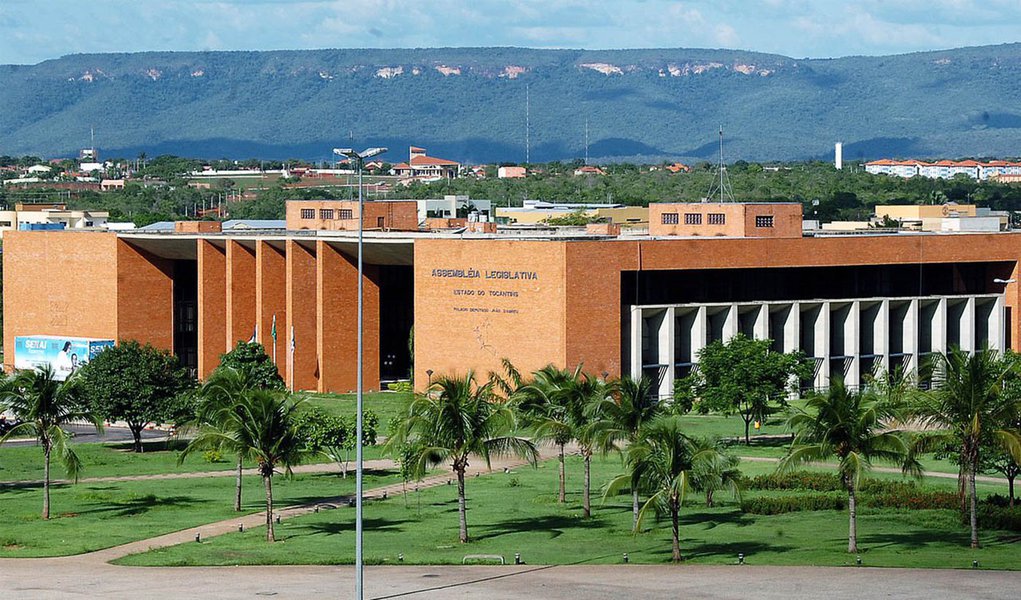 Plenário da Assembleia Legislativa promulgou nessa quinta-feira, 26, a lei de autoria do deputado Wanderlei Barbosa (SD) que trata das atribuições dos parlamentares estaduais no âmbito das regiões metropolitanas de Palmas e Gurupi; matéria voltou à Casa porque o governador Marcelo Mirando (PMDB) não se manifestou dentro do prazo constitucional – de 15 dias –, caracterizando sanção tácita; projeto determina que a Assembleia Legislativa seja consultada e que tome decisão sobre as medidas adotadas pelos municípios que fazem parte das regiões metropolitanas (Foto: Aquiles Lins) Plenário da Assembleia Legislativa promulgou nessa quinta-feira, 26, a lei de autoria do deputado Wanderlei Barbosa (SD) que trata das atribuições dos parlamentares estaduais no âmbito das regiões metropolitanas de Palmas e Gurupi; matéria voltou à Casa porque o governador Marcelo Mirando (PMDB) não se manifestou dentro do prazo constitucional – de 15 dias –, caracterizando sanção tácita; projeto determina que a Assembleia Legislativa seja consultada e que tome decisão sobre as medidas adotadas pelos municípios que fazem parte das regiões metropolitanas