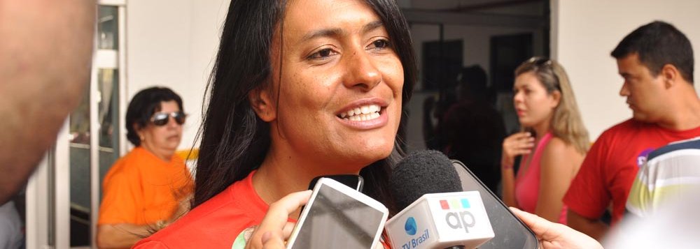 A ex-primeira-dama Eliane Aquino anunciou ontem, em nota pública, que continuará filiada ao Partido dos Trabalhadores; no entanto, não informou se irá participar da disputa eleitoral de 2016 na capital; ela confirmou que recebeu convites de diversas legendas, mas disse que optou por permanecer no PT, pois “foi através do partido que conheci Marcelo Déda e que aprendi, através do seu exemplo, o que é viver dentro da política de uma forma ética e honrada”; “Espero que todos compreendam minha decisão”, pediu; na manhã de ontem, ela assinou a ficha de filiação, que será submetida à Executiva Estadual do partido (Foto: Valter Lima) A ex-primeira-dama Eliane Aquino anunciou ontem, em nota pública, que continuará filiada ao Partido dos Trabalhadores; no entanto, não informou se irá participar da disputa eleitoral de 2016 na capital; ela confirmou que recebeu convites de diversas legendas, mas disse que optou por permanecer no PT, pois “foi através do partido que conheci Marcelo Déda e que aprendi, através do seu exemplo, o que é viver dentro da política de uma forma ética e honrada”; “Espero que todos compreendam minha decisão”, pediu; na manhã de ontem, ela assinou a ficha de filiação, que será submetida à Executiva Estadual do partido