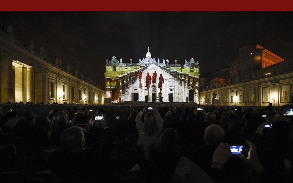 Na noite de 8 de dezembro, em Roma, um mega show multimídia, cheio de som, música, luzes, fotos e vídeos, foi projetado na fachada e na cúpula da Basílica Vaticana de São Pedro. O espetáculo teve de ser repetido duas vezes, tamanha foi a comoção e entusiasmo que despertou. Veja aqui galeria de fotos e o vídeo completo do Fiat Lux (Foto: Luis Pellegrini) Na noite de 8 de dezembro, em Roma, um mega show multimídia, cheio de som, música, luzes, fotos e vídeos, foi projetado na fachada e na cúpula da Basílica Vaticana de São Pedro. O espetáculo teve de ser repetido duas vezes, tamanha foi a comoção e entusiasmo que despertou. Veja aqui galeria de fotos e o vídeo completo do Fiat Lux