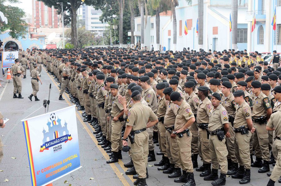 “Ao receber este alerta, o comandante deverá realizar uma intervenção. O próprio sistema dá uma lista de intervenções possíveis para o caso, como, por exemplo, indicação para acompanhamento psicológico, assessoria jurídica etc”, relata o corregedor da PM, coronel Renato Carvalhais; O Sistema de Alarme Prévio (SAP), como é chamado, é totalmente informatizado e alimentado por uma base de dados da PMMG. “Ele lê o Registro de Eventos de Defesa Social (REDS), o sistema de RH da polícia, de saúde, entre outros”, diz; A plataforma é inspirada em um sistema já utilizado pela polícia de Miami, nos Estados Unidos (Foto: Luis Mauro Queiroz) “Ao receber este alerta, o comandante deverá realizar uma intervenção. O próprio sistema dá uma lista de intervenções possíveis para o caso, como, por exemplo, indicação para acompanhamento psicológico, assessoria jurídica etc”, relata o corregedor da PM, coronel Renato Carvalhais; O Sistema de Alarme Prévio (SAP), como é chamado, é totalmente informatizado e alimentado por uma base de dados da PMMG. “Ele lê o Registro de Eventos de Defesa Social (REDS), o sistema de RH da polícia, de saúde, entre outros”, diz; A plataforma é inspirada em um sistema já utilizado pela polícia de Miami, nos Estados Unidos