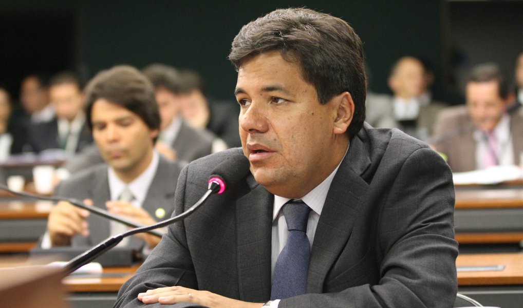 Líder do DEM na Câmara dos Deputados e um dos principais articuladores pelo impeachment, o deputado Mendonça Filho (PE) disse que os meses de outubro e novembro serão decisivos para um eventual afastamento da presidente Dilma Rousseff; "Os próximos 60 dias serão decisivos. Até novembro saberemos", disse; foco das atenções está na análise das contas do governo de 2014, por conta das chamadas pedaladas fiscais, e no futuro da relação entre governo e PMDB, que enfrenta desgastes (Foto: Paulo Emílio) Líder do DEM na Câmara dos Deputados e um dos principais articuladores pelo impeachment, o deputado Mendonça Filho (PE) disse que os meses de outubro e novembro serão decisivos para um eventual afastamento da presidente Dilma Rousseff; "Os próximos 60 dias serão decisivos. Até novembro saberemos", disse; foco das atenções está na análise das contas do governo de 2014, por conta das chamadas pedaladas fiscais, e no futuro da relação entre governo e PMDB, que enfrenta desgastes