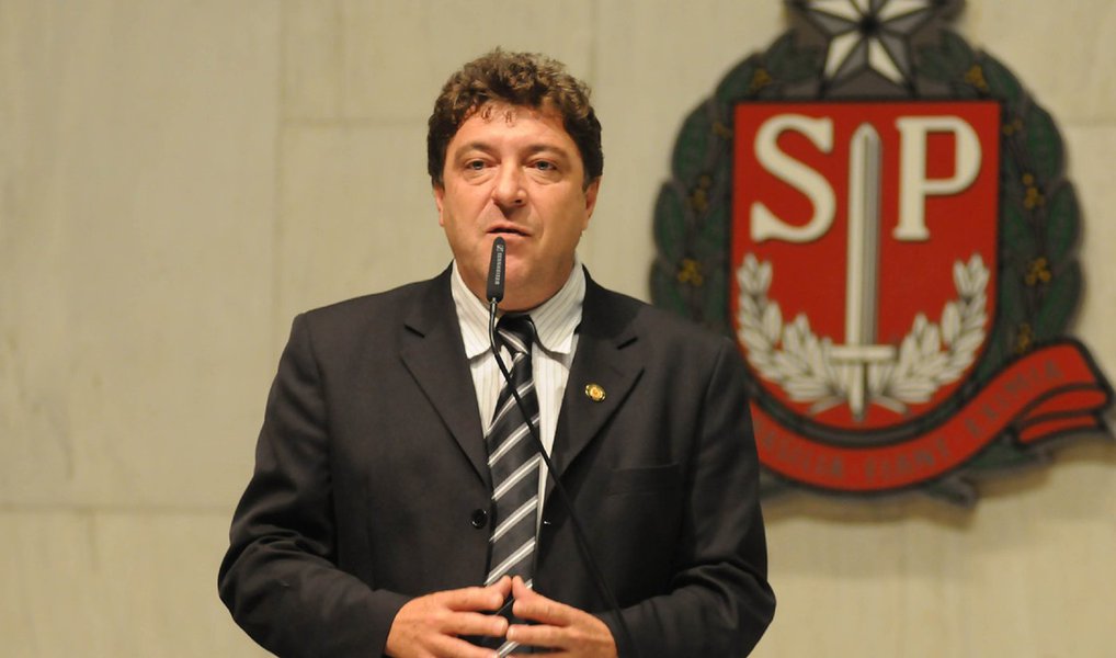 Embora bem avaliado, o prefeito de Santo André, Carlos Grana (PT), caso concorra a reeleição no próximo ano, enfrentará uma disputa acirrada; segundo pesquisa do Instituto Paraná, Grana aparece numericamente em segundo lugar em todas os cenários analisados; ele tem como principal adversário o ex-prefeito Aidan Ravin (PPS), que lidera nas sondagens (Foto: Valter Lima) Embora bem avaliado, o prefeito de Santo André, Carlos Grana (PT), caso concorra a reeleição no próximo ano, enfrentará uma disputa acirrada; segundo pesquisa do Instituto Paraná, Grana aparece numericamente em segundo lugar em todas os cenários analisados; ele tem como principal adversário o ex-prefeito Aidan Ravin (PPS), que lidera nas sondagens