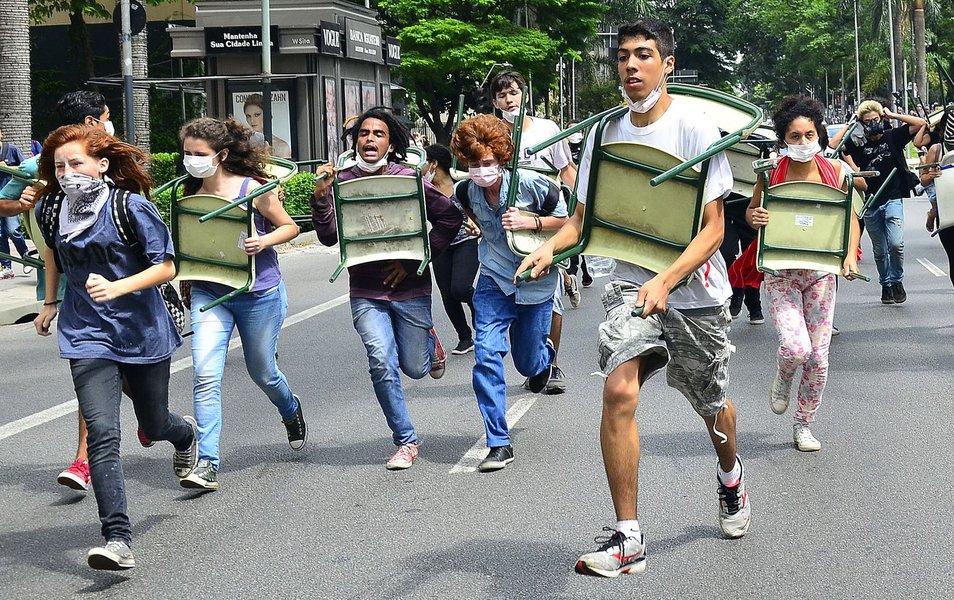 Não se assistia tamanha escalada contra o movimento estudantil desde o final da ditadura. Os tucanos odeiam o povo em movimento. Estão atarantados com a energia e a criatividade dos jovens que se entrincheiram em suas escolas para defender uma educação pública de qualidade (Foto: Breno Altman) Não se assistia tamanha escalada contra o movimento estudantil desde o final da ditadura. Os tucanos odeiam o povo em movimento. Estão atarantados com a energia e a criatividade dos jovens que se entrincheiram em suas escolas para defender uma educação pública de qualidade