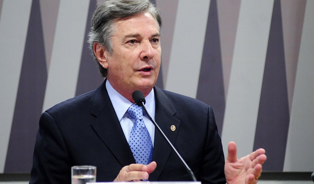 O senador Fernando Collor de Mello (PTB/AL) celebrou a decisão do plenário do Senado Federal em aprovar, na sessão desta quarta-feira (9), o projeto de decreto legislativo, de número 384/2015, que susta os efeitos da Portaria Interministerial do Ministério da Agricultura, Pecuária e Abastecimento e do Ministério do Meio Ambiente que havia suspendido por quatro meses o benefício do seguro-defeso aos pescadores de 16 estados; o senador apontou que a portaria subtraiu dos trabalhadores a única fonte pecuniária nesta época do ano e sem qualquer aviso prévio, negociação ou sem regra de transição
(Foto: Voney Malta) O senador Fernando Collor de Mello (PTB/AL) celebrou a decisão do plenário do Senado Federal em aprovar, na sessão desta quarta-feira (9), o projeto de decreto legislativo, de número 384/2015, que susta os efeitos da Portaria Interministerial do Ministério da Agricultura, Pecuária e Abastecimento e do Ministério do Meio Ambiente que havia suspendido por quatro meses o benefício do seguro-defeso aos pescadores de 16 estados; o senador apontou que a portaria subtraiu dos trabalhadores a única fonte pecuniária nesta época do ano e sem qualquer aviso prévio, negociação ou sem regra de transição