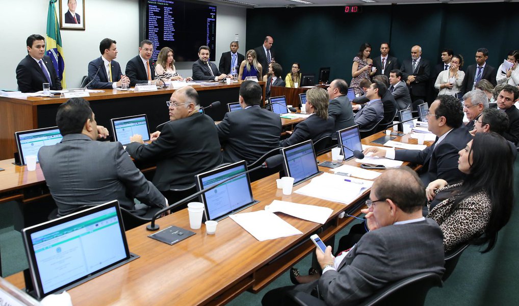 Comissão Especial sobre Estatuto da Família (PL 6.583/13) aprovou o parecer do relator, deputado Diego Garcia (PHS-PR) que restringe as prerrogativas às famílias tradicionais, excluindo do texto os casais homoafetivos; Garcia negou qualquer iniciativa homofóbica no texto; "O relatório trata da família-base da sociedade, da família que está esperando desde a promulgação da Constituição uma lei infraconstitucional que a proteja e que traga os principios constitucionais dentro de uma lei ordinária", disse; projeto ainda terá que ser aprovado pelo plenário da Câmara
(Foto: Paulo Emílio) Comissão Especial sobre Estatuto da Família (PL 6.583/13) aprovou o parecer do relator, deputado Diego Garcia (PHS-PR) que restringe as prerrogativas às famílias tradicionais, excluindo do texto os casais homoafetivos; Garcia negou qualquer iniciativa homofóbica no texto; "O relatório trata da família-base da sociedade, da família que está esperando desde a promulgação da Constituição uma lei infraconstitucional que a proteja e que traga os principios constitucionais dentro de uma lei ordinária", disse; projeto ainda terá que ser aprovado pelo plenário da Câmara