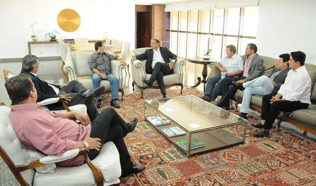 Governador Marcelo Miranda (PMDB) recebeu nesta quinta-feira, 24, no Palácio Araguaia, a cúpula do Solidariedade; encontro, divulgado pelo governo como uma sisita de cortesia, teve a presença do presidente nacional da sigla, deputado Paulo Pereira da Silva (SP), o vice-presidente nacional e ex-deputado federal tocantinense Eduardo Gomes, e o presidente regional do SD, deputado Vilmar Oliveira; Paulinho da Força foi elogios ao governador e disse que a bancada do partido na Assembleia Legislativa "têm toda a autonomia de ver o que é importante para o Estado, para o povo"; para Marcelo, é importante que todos estejam unidos em prol do mesmo objetivo; "O trabalho em conjunto é reflexo da democracia e quem sai ganhando é a população" (Foto: Aquiles Lins) Governador Marcelo Miranda (PMDB) recebeu nesta quinta-feira, 24, no Palácio Araguaia, a cúpula do Solidariedade; encontro, divulgado pelo governo como uma sisita de cortesia, teve a presença do presidente nacional da sigla, deputado Paulo Pereira da Silva (SP), o vice-presidente nacional e ex-deputado federal tocantinense Eduardo Gomes, e o presidente regional do SD, deputado Vilmar Oliveira; Paulinho da Força foi elogios ao governador e disse que a bancada do partido na Assembleia Legislativa "têm toda a autonomia de ver o que é importante para o Estado, para o povo"; para Marcelo, é importante que todos estejam unidos em prol do mesmo objetivo; "O trabalho em conjunto é reflexo da democracia e quem sai ganhando é a população"