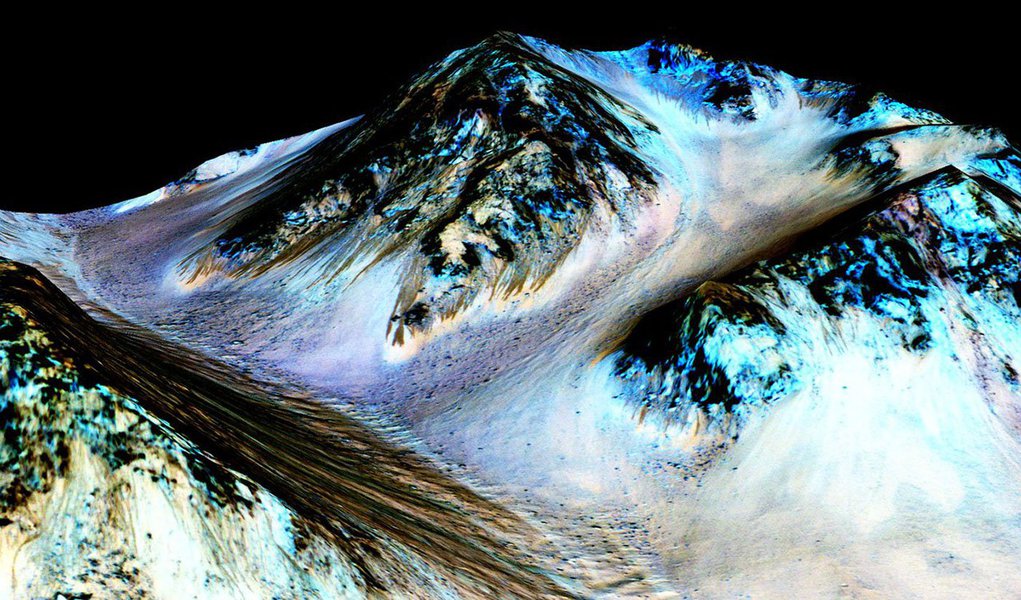 Cientistas encontraram a primeira evidência de que água salgada pode correr na superfície de Marte durante os meses do verão no planeta, anunciou a Nasa; apesar de a fonte da água ser desconhecida, a descoberta pode influenciar os estudos sobre a possibilidade de presença de vida microbiótica no planeta (Foto: Gisele Federicce) Cientistas encontraram a primeira evidência de que água salgada pode correr na superfície de Marte durante os meses do verão no planeta, anunciou a Nasa; apesar de a fonte da água ser desconhecida, a descoberta pode influenciar os estudos sobre a possibilidade de presença de vida microbiótica no planeta