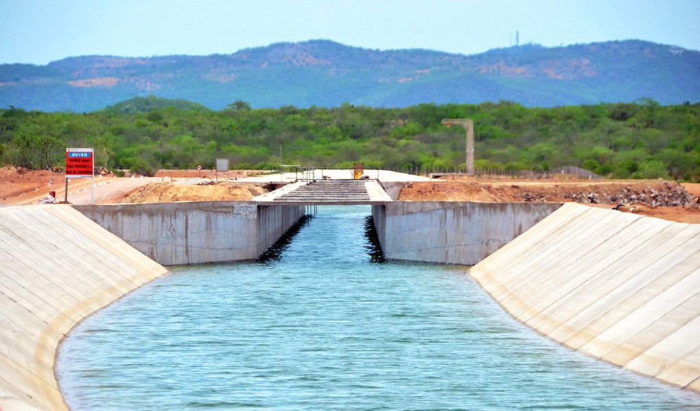 O Tribunal de Contas da União (TCU) detectou indícios de sobrepreço nos processos licitatórios destinados à contratação das obras do Canal Adutor do Sertão, em Alagoas; descoberta se deu após uma auditoria na Secretaria de Infraestrutura do Estado (Seinfra/AL); foram analisados contratos dos trechos 3, 4 e 5, cujos valores são, respectivamente, de R$ 494 milhões, R$ 458 milhões e R$ 477 milhões; obra tem recursos federais transferidos pelo Ministério da Integração Nacional (Foto: Voney Malta) O Tribunal de Contas da União (TCU) detectou indícios de sobrepreço nos processos licitatórios destinados à contratação das obras do Canal Adutor do Sertão, em Alagoas; descoberta se deu após uma auditoria na Secretaria de Infraestrutura do Estado (Seinfra/AL); foram analisados contratos dos trechos 3, 4 e 5, cujos valores são, respectivamente, de R$ 494 milhões, R$ 458 milhões e R$ 477 milhões; obra tem recursos federais transferidos pelo Ministério da Integração Nacional
