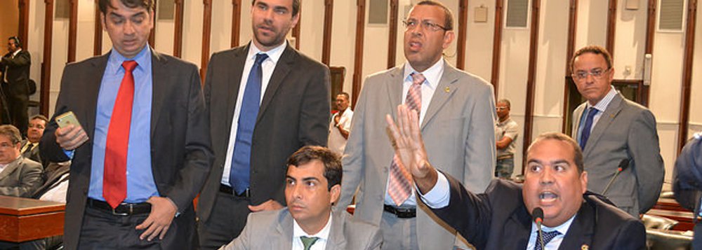A Mesa Diretora da Assembleia Legislativa da Bahia (ALBA) acatou nesta segunda-feira pedido da bancada de oposição para anular a sessão conjunta das comissões que aprovou a PEC 148 que modifica o regime trabalhista do funcionalismo estadual e o Plano Plurianual Participativo (PPA); o pedido foi protocolado pelo líder da minoria, deputado Sandro Régis, do DEM; os oposicionistas argumentam que a reunião 'não observou a aplicação do regimento interno da Casa' e apontaram 'irregularidades como a não verificação de quórum no âmbito das três comissões', mesmo tendo sido requerido (Foto: Romulo Faro) A Mesa Diretora da Assembleia Legislativa da Bahia (ALBA) acatou nesta segunda-feira pedido da bancada de oposição para anular a sessão conjunta das comissões que aprovou a PEC 148 que modifica o regime trabalhista do funcionalismo estadual e o Plano Plurianual Participativo (PPA); o pedido foi protocolado pelo líder da minoria, deputado Sandro Régis, do DEM; os oposicionistas argumentam que a reunião 'não observou a aplicação do regimento interno da Casa' e apontaram 'irregularidades como a não verificação de quórum no âmbito das três comissões', mesmo tendo sido requerido