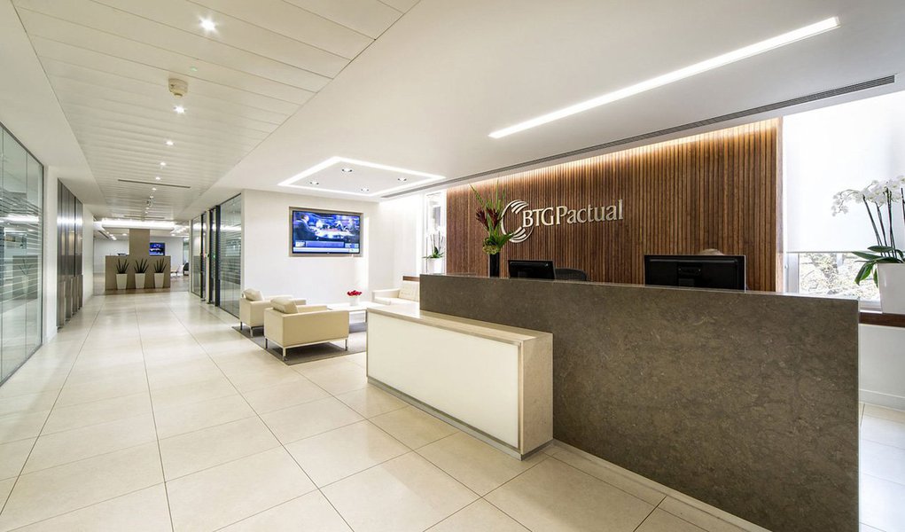 Desde a prisão do banqueiro André Esteves, clientes retiraram o equivalente a 3,5% do patrimônio sob administração do BTG Pactual - maior banco de investimentos independente do Brasil e da América Latina, que tem R$ 214,8 bilhões em ativos administrados (Foto: Roberta Namour) Desde a prisão do banqueiro André Esteves, clientes retiraram o equivalente a 3,5% do patrimônio sob administração do BTG Pactual - maior banco de investimentos independente do Brasil e da América Latina, que tem R$ 214,8 bilhões em ativos administrados
