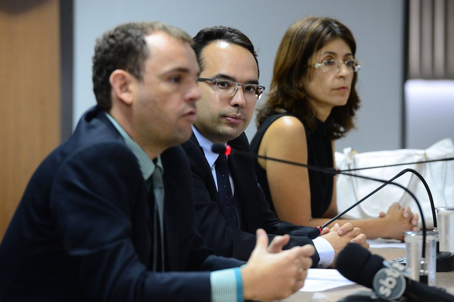 A Procuradoria da República do Distrito Federal protocolou denúncia contra 16 pessoas envolvidas no esquema de "compra" de medidas provisórias do governo que beneficiaram o setor automotivo; o caso é investigado pela Operação Zelotes, da Polícia Federal; na semana passada, a PF indiciou 19 pessoas, entre lobistas, servidores e os presidentes da Caoa, Carlos Alberto de Oliveira Andrade, e da MMC Automotores – que fabrica veículos Mitisubishi no Brasil -, Paulo Arantez Ferraz e Eduardo Souza Ramos (Foto: Gisele Federicce) A Procuradoria da República do Distrito Federal protocolou denúncia contra 16 pessoas envolvidas no esquema de "compra" de medidas provisórias do governo que beneficiaram o setor automotivo; o caso é investigado pela Operação Zelotes, da Polícia Federal; na semana passada, a PF indiciou 19 pessoas, entre lobistas, servidores e os presidentes da Caoa, Carlos Alberto de Oliveira Andrade, e da MMC Automotores – que fabrica veículos Mitisubishi no Brasil -, Paulo Arantez Ferraz e Eduardo Souza Ramos