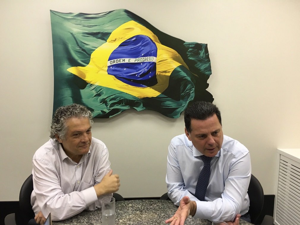 Governador reforçou nesta quinta-feira o objetivo de melhor a educação de Goiás com a adoção do sistema de gerência por Organizações Sociais; Marconi falou do tema ao participar de mais um hangout com internautas, acompanhado do secretário de Ações Estratégicas da Secretaria de Assuntos Estratégicos da Presidência da República (SAE), Ricardo Paes de Barros; "Estamos inquietos para buscar as melhores orientações, participação dos professores, dos pais, em busca de ferramentas que nos ajudem a alavancar mais ainda o ensino, sair do padrão do decoreba, ir à luta, estudar"; Marconi revelou que o governador Geraldo Alckmin, pediu informações sobre o modelo por OS nas escolas e tem interesse em implementá-lo em São Paulo (Foto: José Barbacena) Governador reforçou nesta quinta-feira o objetivo de melhor a educação de Goiás com a adoção do sistema de gerência por Organizações Sociais; Marconi falou do tema ao participar de mais um hangout com internautas, acompanhado do secretário de Ações Estratégicas da Secretaria de Assuntos Estratégicos da Presidência da República (SAE), Ricardo Paes de Barros; "Estamos inquietos para buscar as melhores orientações, participação dos professores, dos pais, em busca de ferramentas que nos ajudem a alavancar mais ainda o ensino, sair do padrão do decoreba, ir à luta, estudar"; Marconi revelou que o governador Geraldo Alckmin, pediu informações sobre o modelo por OS nas escolas e tem interesse em implementá-lo em São Paulo