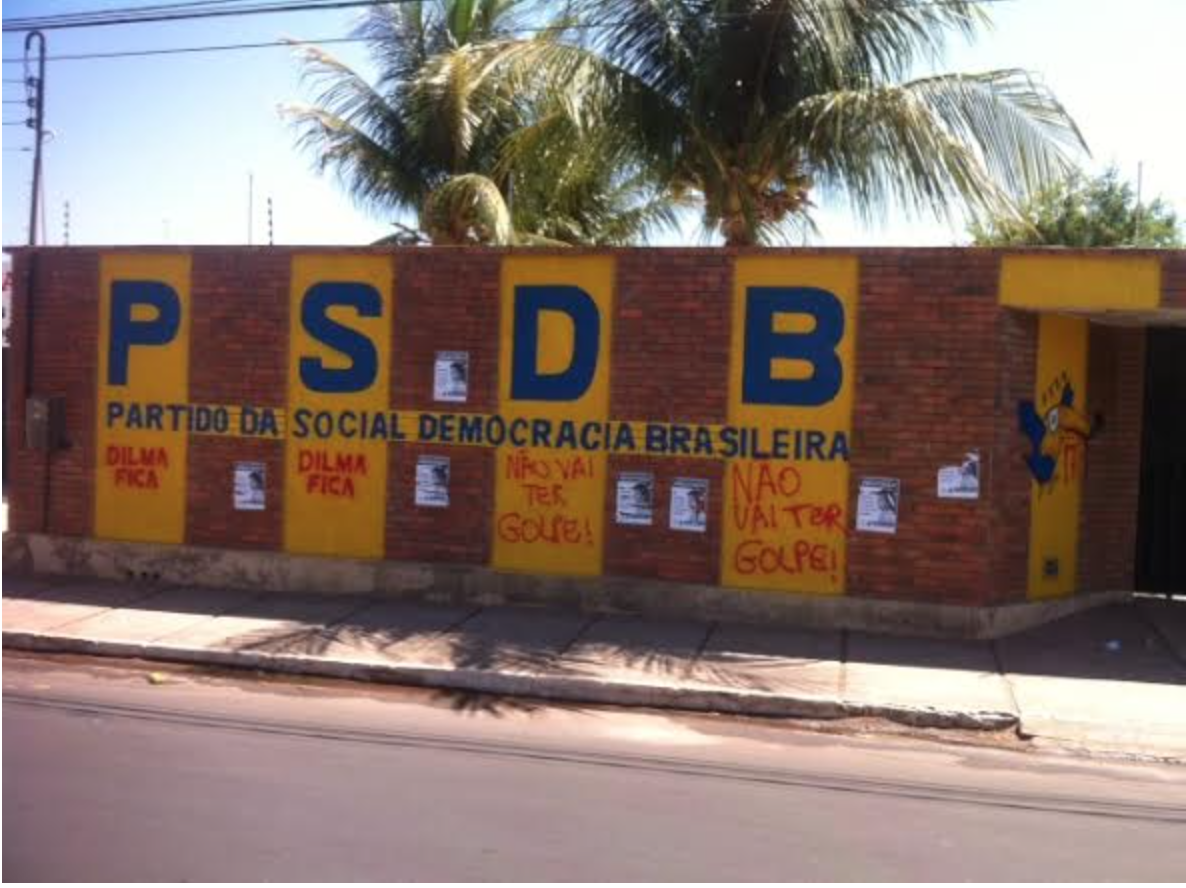 A sede do PSDB de Juazeiro do Norte, na região do Cariri, foi pichada na madrugada desta sexta-feira (11), com os dizeres “Dilma Fica” e “Não vai ter golpe”, informou o presidente regional da legenda, Luiz Pontes. O partido registrou boletim de ocorrência na delegacia municipal. Também de ontem para hoje, a sede do PT Ceará, em Fortaleza, foi alvo de vandalismo semelhante (Foto: Rodrigo Rocha) A sede do PSDB de Juazeiro do Norte, na região do Cariri, foi pichada na madrugada desta sexta-feira (11), com os dizeres “Dilma Fica” e “Não vai ter golpe”, informou o presidente regional da legenda, Luiz Pontes. O partido registrou boletim de ocorrência na delegacia municipal. Também de ontem para hoje, a sede do PT Ceará, em Fortaleza, foi alvo de vandalismo semelhante