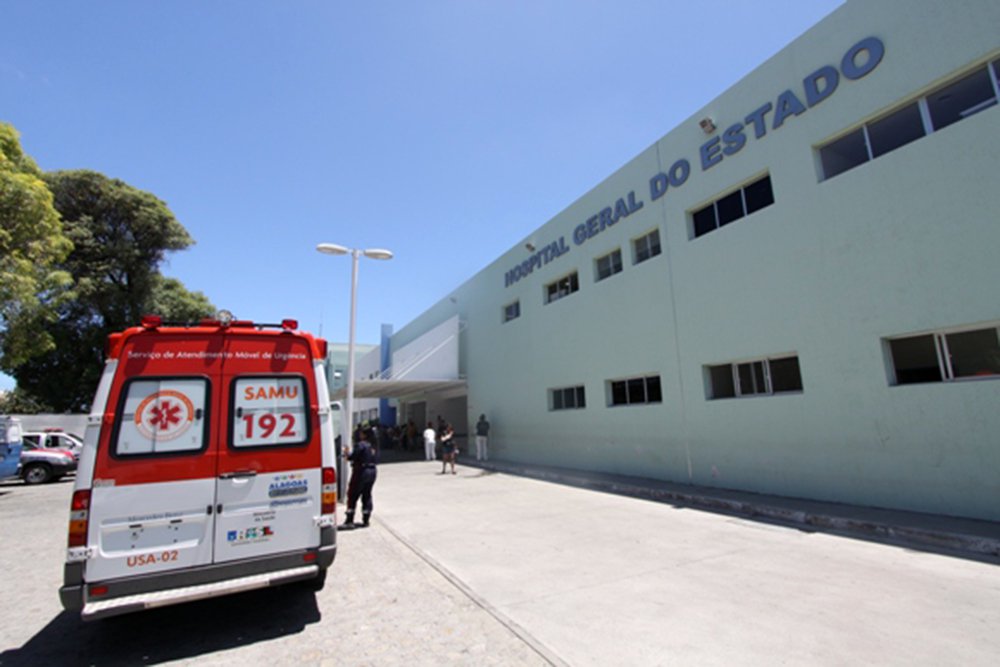 O Hospital Geral do Estado (HGE) e as demais Unidades de Saúde sob gestão do Estado de Alagoas terão prazo de 30 dias para a implantação do sistema de controle eletrônico biométrico de carga horária para todos os servidores efetivos, terceirizados e também acadêmicos; objetivo é garantir uma prestação de serviço eficiente à sociedade; em caso de descumprimento, o Estado arcará com multa diária de R$ 5.000,00, e os responsáveis poderão ser processados pelo Ministério Público por improbidade administrativa. (Foto: Voney Malta) O Hospital Geral do Estado (HGE) e as demais Unidades de Saúde sob gestão do Estado de Alagoas terão prazo de 30 dias para a implantação do sistema de controle eletrônico biométrico de carga horária para todos os servidores efetivos, terceirizados e também acadêmicos; objetivo é garantir uma prestação de serviço eficiente à sociedade; em caso de descumprimento, o Estado arcará com multa diária de R$ 5.000,00, e os responsáveis poderão ser processados pelo Ministério Público por improbidade administrativa.