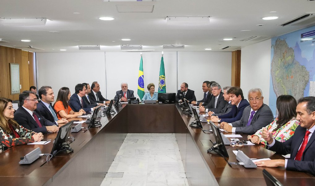Presidente se reuniu com alguns governadores para discutir o cenário político após a aceitação da abertura do processo de impeachment contra ela no Congresso; depois, Dilma Rousseff recebeu os governadores de todos os Estados para conversar sobre o plano nacional de combate ao mosquito Aedes aegypti, transmissor do vírus Zika, e uma campanha de atendimento às gestantes e bebês com microcefalia (Foto: Gisele Federicce) Presidente se reuniu com alguns governadores para discutir o cenário político após a aceitação da abertura do processo de impeachment contra ela no Congresso; depois, Dilma Rousseff recebeu os governadores de todos os Estados para conversar sobre o plano nacional de combate ao mosquito Aedes aegypti, transmissor do vírus Zika, e uma campanha de atendimento às gestantes e bebês com microcefalia