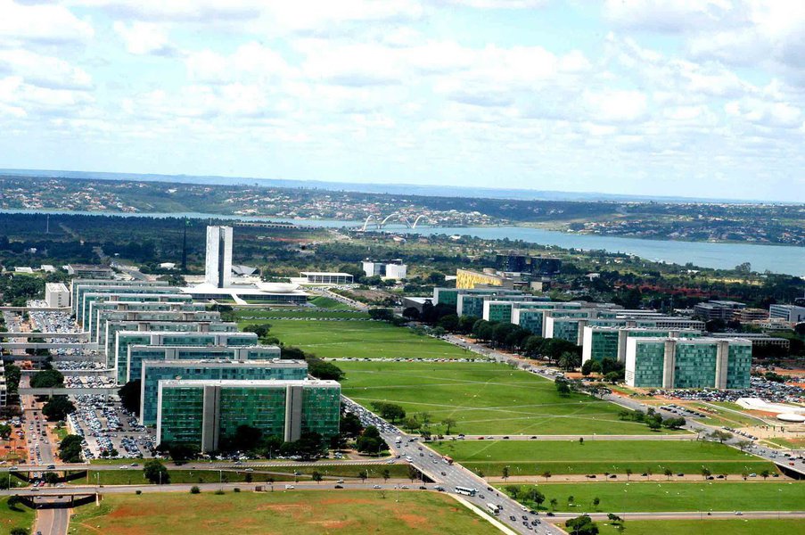 Como parte da segunda fase da reforma administrativa, foi publicada no Diário Oficial da União desta sexta-feira a reestruturação de três ministérios, com a redução de 346 cargos comissionados e sete secretarias; economia anual estimada com as mudanças é de R$ 16,1 milhões (Foto: Gisele Federicce) Como parte da segunda fase da reforma administrativa, foi publicada no Diário Oficial da União desta sexta-feira a reestruturação de três ministérios, com a redução de 346 cargos comissionados e sete secretarias; economia anual estimada com as mudanças é de R$ 16,1 milhões