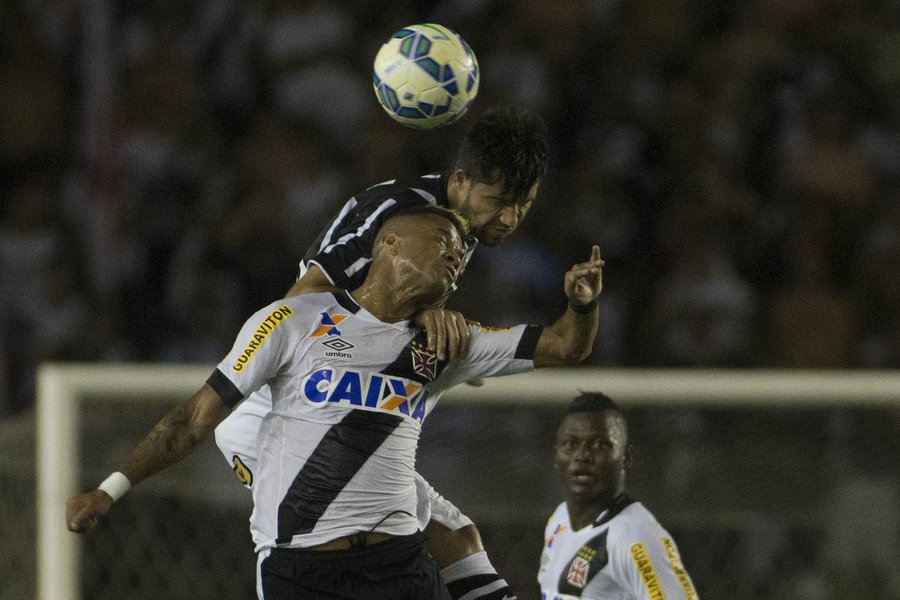O Vasco joga no próximo domingo, às 17h (de Brasília), contra o Coritiba no Estádio Couto Pereira; Para permanecer na Série A o time carioca precisa vencer seu jogo e ainda torcer para que o Avaí e o Figueirense não alcancem a vitória contra Corinthians e Fluminense, respectivamente (Foto: Luis Mauro Queiroz) O Vasco joga no próximo domingo, às 17h (de Brasília), contra o Coritiba no Estádio Couto Pereira; Para permanecer na Série A o time carioca precisa vencer seu jogo e ainda torcer para que o Avaí e o Figueirense não alcancem a vitória contra Corinthians e Fluminense, respectivamente