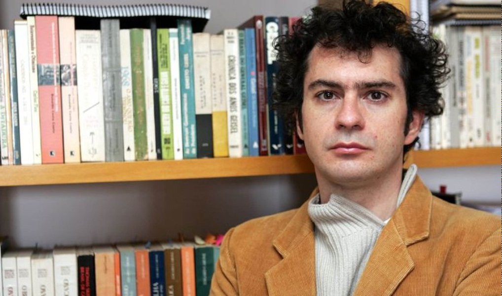 Atualmente em Paris, onde coordena o Observatório de Elites Políticas Sociais do Brasil na Sorbonne, o professor e pesquisador Adriano Codato avalia que "a direita no Brasil está em franca expansão" e que o presidente da Câmara, Eduardo Cunha, "é a encarnação perfeita desse movimento"; segundo ele, não há hoje no Brasil um debate de posições alternativas sobre o receituário econômico e nem espaço público para isso; "Os grandes oligopólios privados de comunicação se encarregam de elaborar e difundir esse discurso hegemônico em defesa da economia mainstream nos jornais, no rádio, nas TVs, na Internet" (Foto: Gisele Federicce) Atualmente em Paris, onde coordena o Observatório de Elites Políticas Sociais do Brasil na Sorbonne, o professor e pesquisador Adriano Codato avalia que "a direita no Brasil está em franca expansão" e que o presidente da Câmara, Eduardo Cunha, "é a encarnação perfeita desse movimento"; segundo ele, não há hoje no Brasil um debate de posições alternativas sobre o receituário econômico e nem espaço público para isso; "Os grandes oligopólios privados de comunicação se encarregam de elaborar e difundir esse discurso hegemônico em defesa da economia mainstream nos jornais, no rádio, nas TVs, na Internet"