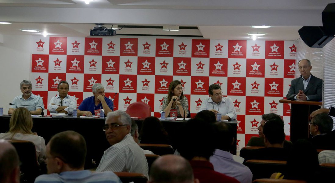 Preso na semana passada pela Lava Jato, o senador Delcídio Amaral foi suspenso do PT por decisão do comando da sigla, que se reuniu nesta sexta-feira em São Paulo; a legenda também decidiu abrir um processo contra o parlamentar no conselho de ética do partido; o caso será submetido ao diretório nacional (Foto: Gisele Federicce) Preso na semana passada pela Lava Jato, o senador Delcídio Amaral foi suspenso do PT por decisão do comando da sigla, que se reuniu nesta sexta-feira em São Paulo; a legenda também decidiu abrir um processo contra o parlamentar no conselho de ética do partido; o caso será submetido ao diretório nacional